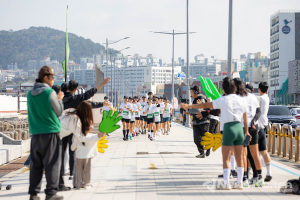 제주 드림런 피니시] 244km 릴레이의 마지막 주자가 결승선을 통과하며 참가자들이 환호하는 순간. @제주관광공사