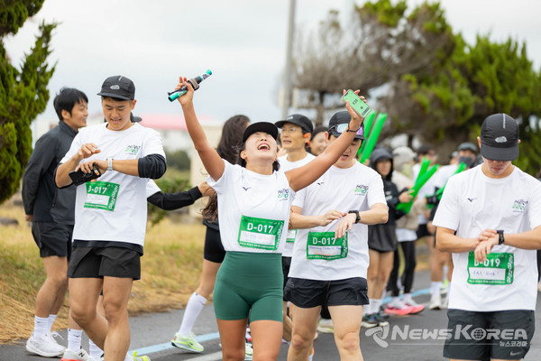 제주 드림런 피니시] 244km 릴레이의 마지막 주자가 결승선을 통과하며 참가자들이 환호하는 순간. @제주관광공사