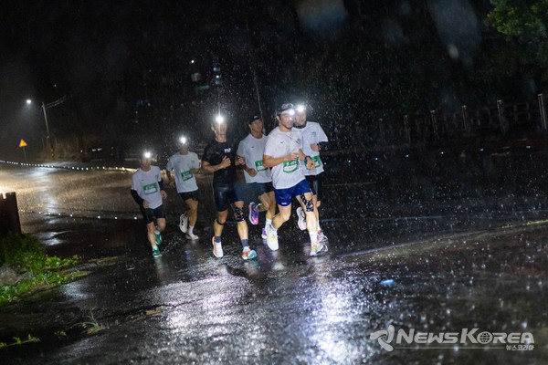 [우천 속 레이스] 갑작스러운 비에도 서로를 응원하며 레이스를 이어가는 참가자들의 모습. @제주관광공사