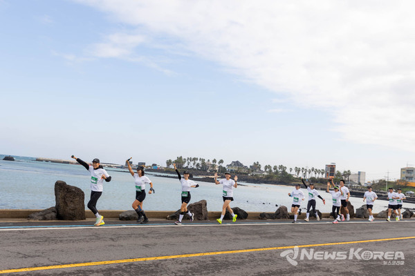 [제주드림런 현장 스케치] 비짓제주 유튜브 생중계 카메라가 참가자들을 따라가며 달리는 모습을 담고 있다. @제주관광공사