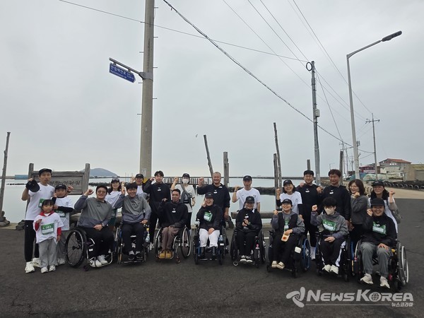 [제주드림런 휠체어 참가자] 무장애 여행을 상징하는 휠체어 러너 들이 기념촬영을 하고 있다. @제주관광공사