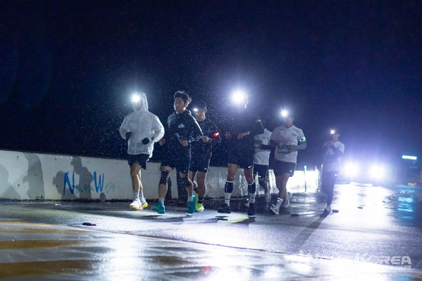 [제주 드림런 소방팀]비바람 속에서도 안전을 상징하는 소방팀이 달리며 “제로 화재, 안전 제주”를 외치고 있다. @제주관광공사