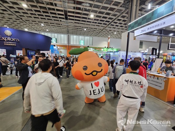 [타이베이 국제여전 제주홍보관 전경] 한라산과 감귤 이미지를 형상화한 제주홍보관이 관람객들로 북적이고 있다. @제주관광공사