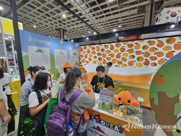 [감귤탑 쌓기 이벤트] 어린이 참가자들이 감귤을 쌓으며 즐거워하는 모습이 제주홍보관에 활기를 더한다. @제주관광공사