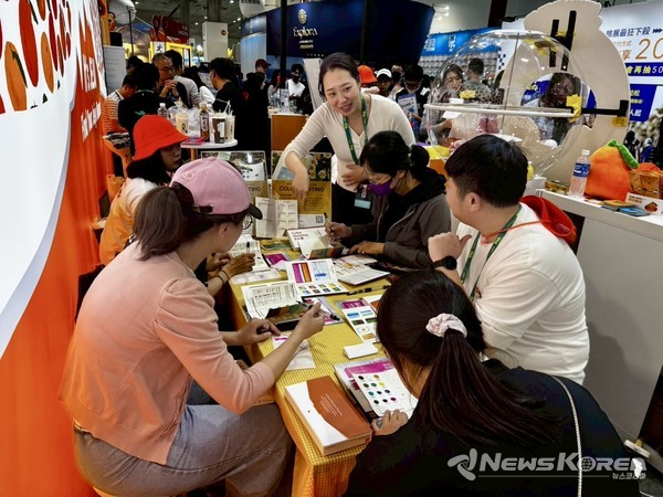 [DIY 컬러 헌팅 체험존] 방문객들이 자신이 느낀 ‘제주의 색’을 직접 기록하며 추억을 남기고 있다. @제주관광공사