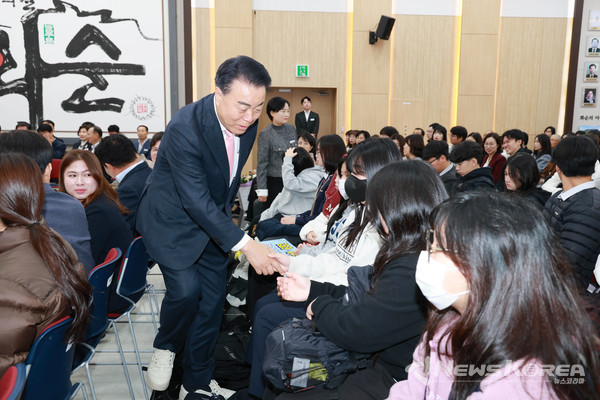 구복규 화순군수(화순장학회 이사장)가 참가 학생들과 인사하는 모습 @화순군