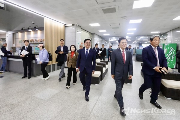 사진 오른쪽부터 황종헌 충남도 정무부지사, 김태흠 충남도지사, 김석필 천안시장 권한대행 부시장, 김행금 천안시의회 의장이 ‘지방도 624호선 산동~상덕 구간 확포장공사’ 착공식 참석을 위해 행사장에 들어서고 있다.  @뉴스코리아 김소연 기자