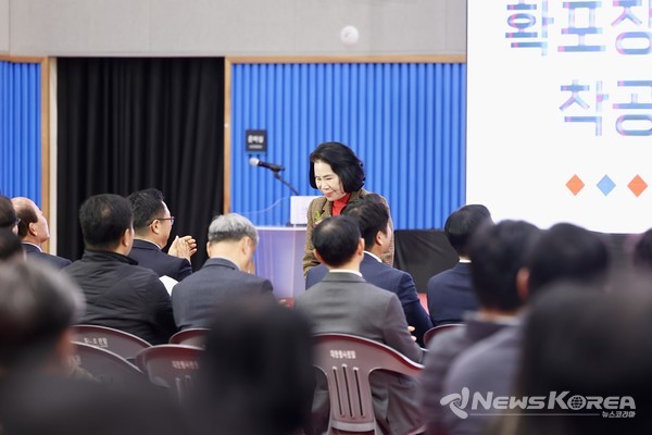 김행금 천안시의회 의장이 ‘지방도 624호선 산동~상덕 구간 확포장공사’ 착공식에서 내빈들에게 인사하고 있다.  @뉴스코리아 김소연 기자