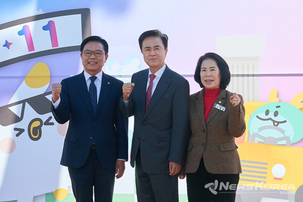 (왼쪽부터) 김석필 천안시장 권한대행, 김태흠 충남도지사, 김행금 천안시의회 의장이 ‘2025 천안시민과의 대화’에서 천안의 미래 비전을 함께 다짐하고 있다. @뉴스,코리아 최신 기자