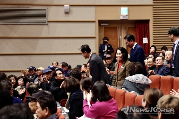  ‘2025 천안시민과의 대화’에서 김석필 천안시장 권한대행 부시장과 김행금 천안시의회 의장이  시민들과 인사 하며 행사장으로 들어서고 있다. @뉴스코리아 최신 기자