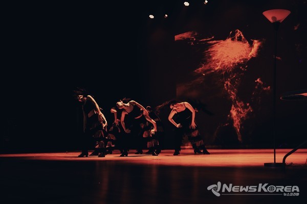 댄스컬 '시간에 기대어'중 한장면 @트렌디댄스컴퍼니