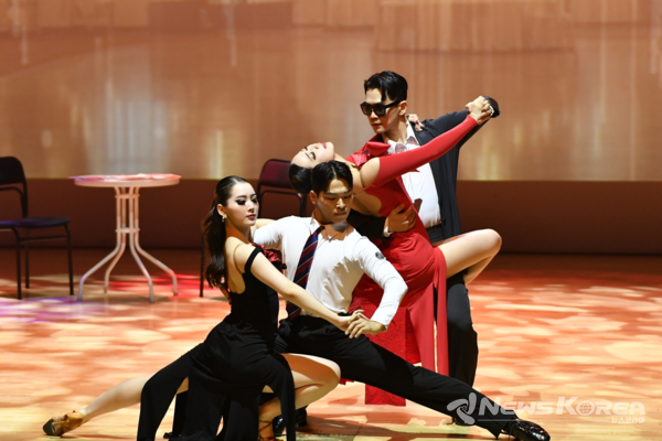 댄스컬 '시간에 기대어'중 한장면 @트렌디댄스컴퍼니