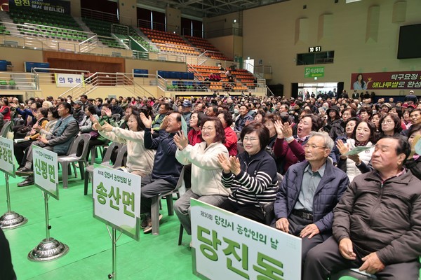 당진 각 읍면동 농업인들이 행사장을 가득 메운 가운데, 흥겨운 무대 공연을 보며 화합의 시간을 갖고 있다. @당진시