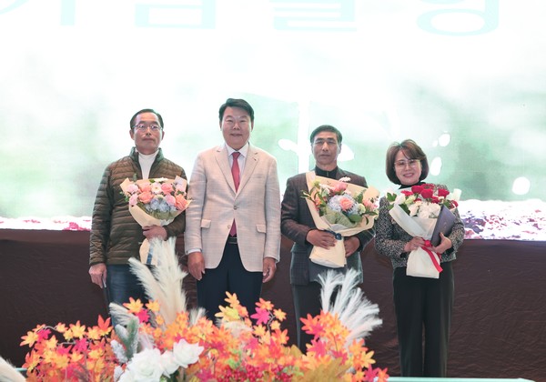 제30회 당진시 농업인의 날 기념식에서 유공 농업인 수상자들이 오성환 시장(왼쪽 두 번째)과 함께 기념촬영을 하고 있다. @당진시