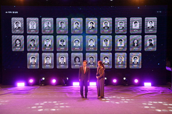 김태흠 지사와 AI특별위원들이 디지털 화면에 위촉 장면을 확인하고 있다.@충청남도