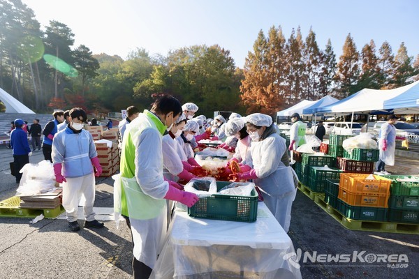 공무원 노사와 천안시행복키움지원단이 겨울맞이 사랑이 김장나눔 행사 현장에서 김행금 천안시의회 의장과 김석필 천안시장 권한대행 부시장이 직접 김치를 담그고 있다. @뉴스코리아 최신 기자