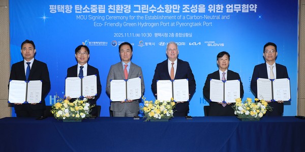 왼쪽부터 경기평택항만공사 사장 직무대행 김금규, 평택지방해양수산청장 도경식, 평택시장 정장선, 현대차 부사장 켄 라미레즈, 현대글로비스 상무 김정석, 기아 상무 이덕현 @평택시