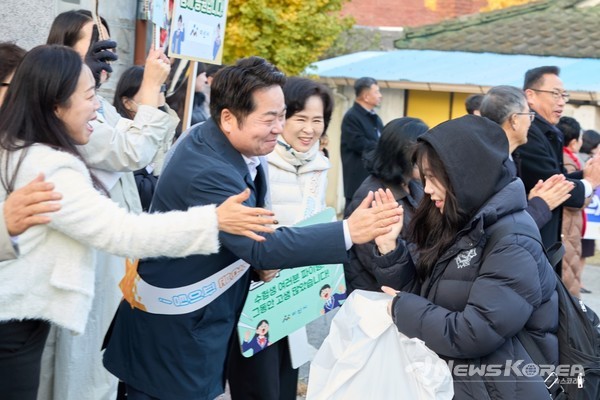 오세현 아산시장이 13일 아산시 온양여자고등학교 앞에서 수험생들을 응원하고 있다.@아산시
