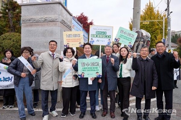 오세현 아산시장이 13일 아산시 온양여자고등학교 앞에서 수험생들을 응원하고 있다. @아산시