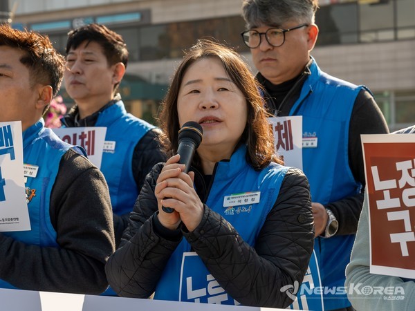 석현정 대한민국공무원노동조합총연맹 위원장이 12일 서울 용산 대통령실 인근에서 열린 ‘공무원 소득공백 해소 노‧정 협의 촉구 기자회견’에서 발언하고 있다. @공노총