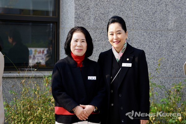 김행금 천안시의회 의장과 이지원 의원이 기념촬영을 하고 있다. @뉴스코리아 김현미 기자