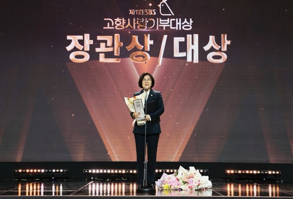 제1회 SBS고향사랑기부대상' 시상식에서  안성시가 '대상'과 '농촌활성화 유공 농림축산식품부 장관상'을 동시 수상했다. @안성시