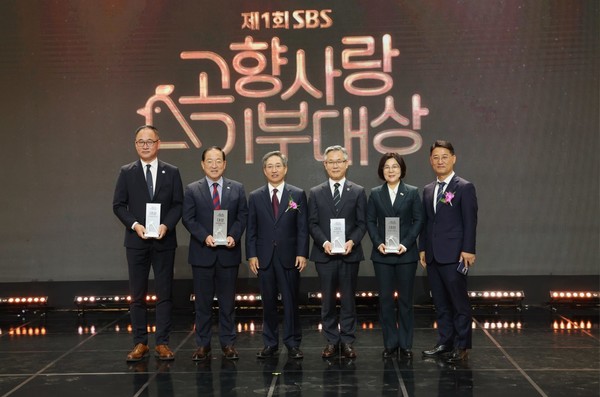 제1회 SBS고향사랑기부대상' 시상식에서  안성시가 '대상'과 '농촌활성화 유공 농림축산식품부 장관상'을 동시 수상했다. @안성시