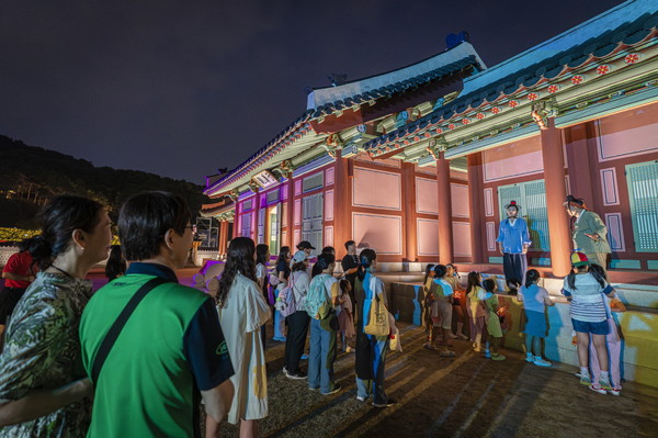 ​수원화성 태평성대 ‘주민 배우와 함께하는 고궁 산책’ 프로그램을 진행하고 있다.​ @수원시