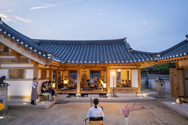 ‘혜경궁 궁중다과 체험’을 진행하는 모습. @수원시