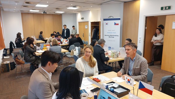 수원시 케데헌 개척단에 참가한 기업인들이 11일(현지시각) 체코에서 현지 바이어와 상담하고 있다.