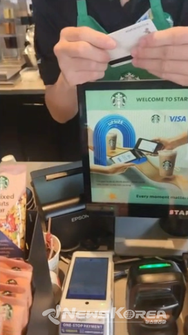 데메테르페이에서 발급된 VISA 선불카드가 현지 매장에서 사용되는 모습. 글로벌 오프라인 가맹점에서도 결제가 가능하다. (사진=수림디엑스 제공)