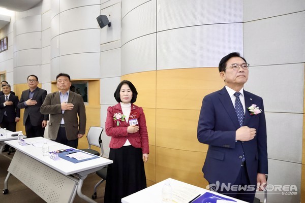 김석필 천안시장 권한대행(부시장), 김행금 천안시의회 의장이 본 행사에 앞서 국민의례를 하고 있다. @뉴스코리아 최신 기자