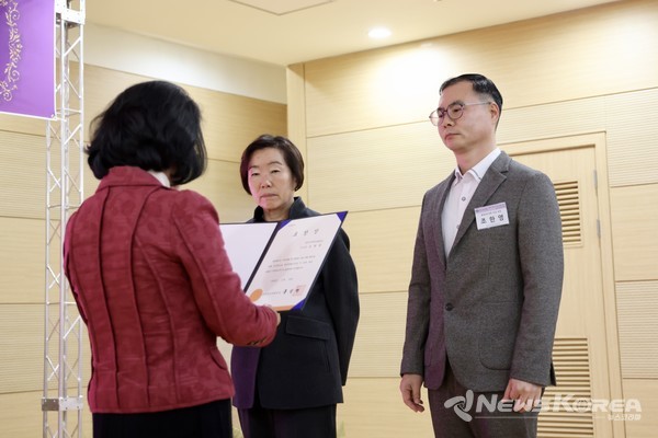 김행금 천안시의회 의장이 수상자에게 표창장을 전달하며 축하 인사를 건네고 있다. @뉴스코리아 김현미 기자