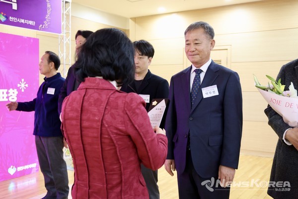 김행금 천안시의회 의장이 수상자에게 표창장을 전달하며 축하 인사를 건네고 있다. @뉴스코리아 김현미 기자