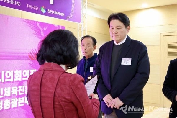 김행금 천안시의회 의장이 수상자에게 표창장을 전달하며 축하 인사를 건네고 있다. @뉴스코리아 김현미 기자