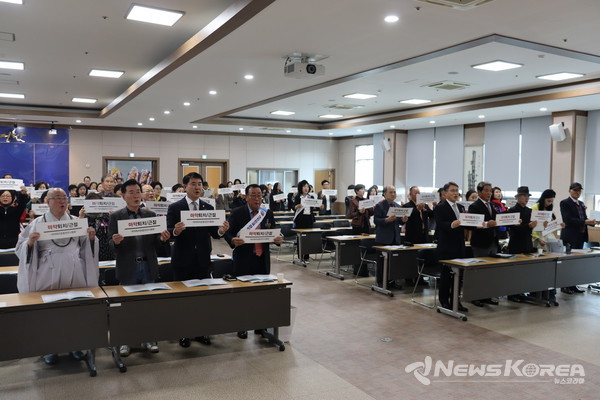 지역 기관장과 시의원 등이 참석해 김기숙 회장의 취임을 축하하고 있다. @뉴스코리아 최신 기자