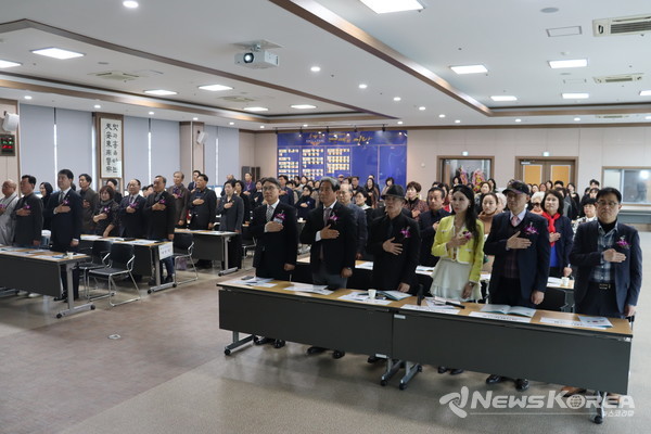 지역 기관장과 시의원 등이 참석해 김기숙 회장의 취임을 축하하고 있다. @뉴스코리아 최신 기자