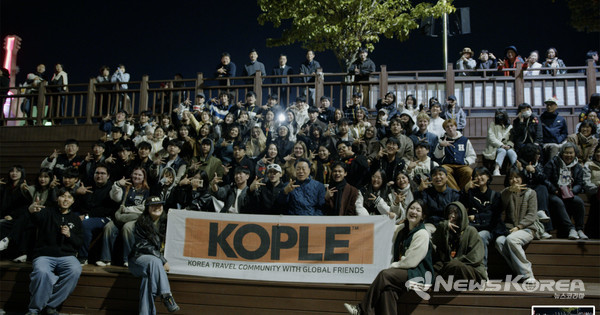 화순 꽃강길 음악분수를 감상하는 코플 관광객 @화순군