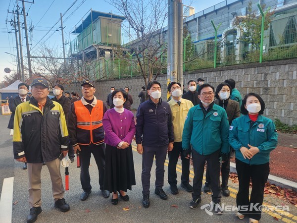 화재 현장을 찾은 이정문, 이재관 국회의원과 김석필 천안시장 권한대행 부시장, 김행금 천안시의회 의장, 엄소영, 김명숙 시의원의 모습이 보인다.  @뉴스코리아 최신 기자