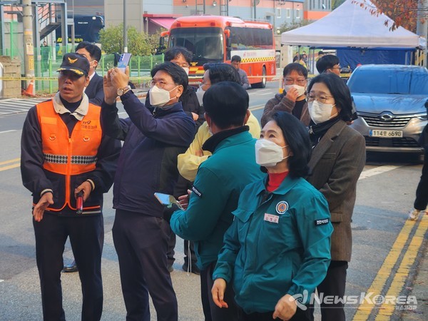 김행금 의장, 김명숙 의원이 현장을 걱정스럽게 바라보고 있는 모습을 촬영했다. @뉴스코리아 최신 기자