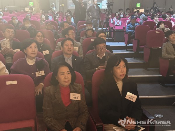 김행금 천안시의회 의장, 윤은미 천안시 복지정책국장, 엄소영  노종관 천안시의원들의 모습이 보이다. @뉴스코리아 김현미 기자