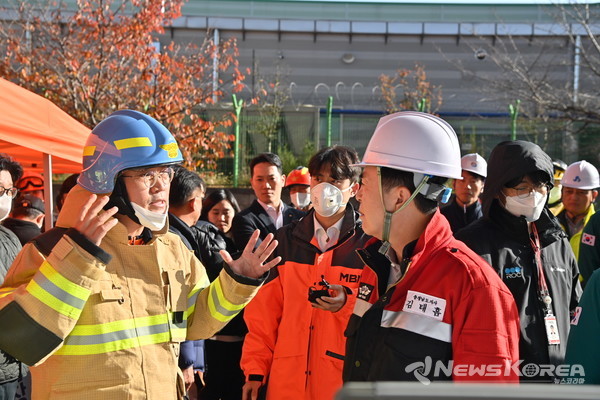 충남 천안시 동남구 풍세산업단지 이랜드패션 물류센터 화재현장에서 김태흠 충남도지사가 상황을 보고 받고 있다.  @충청남도