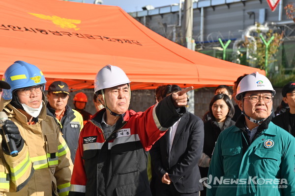 충남 천안시 동남구 풍세산업단지 이랜드패션 물류센터 화재현장에서 김태흠 충남도지사, 김석필 천안시장 권한대행 부시장이 상황실에서 화재상황을 둘러보고 있다.  @충청남도