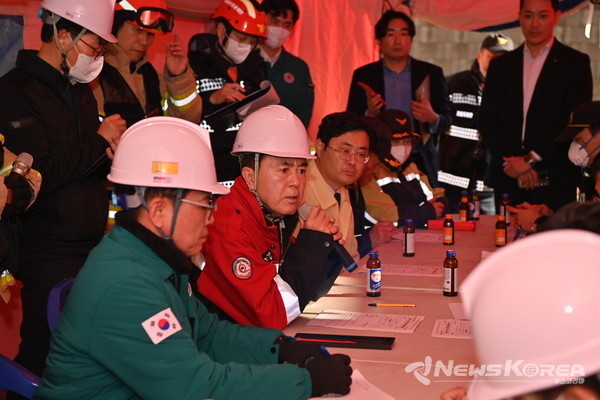 충남 천안시 동남구 풍세산업단지 이랜드패션 물류센터 화재현장에서 김태흠 충남도지사, 김석필 천안시장 권한대행 부시장, 이정문 국회의원이 피해현황과 대등방안에 대해 소방당국과 논의 하고 있다.  @충청남도