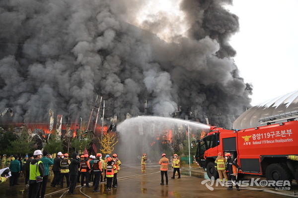 충남 천안시 동남구 풍세산업단지 이랜드패션 물류센터 화재현장 대응 2단계 이상 수준 @충청남도