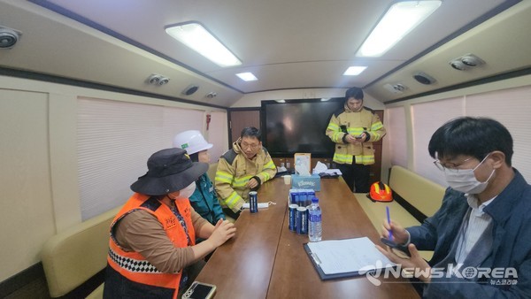 충남 천안시 동남구 풍세산업단지 이랜드패션 물류센터 화재현장 상황실에서 김행금 천안시의회 김행금 의장이 관련 상황을 파악중이다. @뉴스코리아 최신 기자