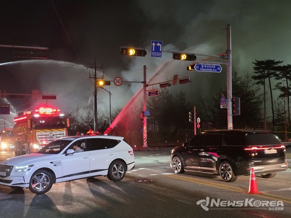충남 천안시 동남구 풍세산업단지 이랜드패션 물류센터 화재현장 앞까지 일반 차량이 통제없이 진입하고 있는 모습  @뉴스코리아 최신 기자