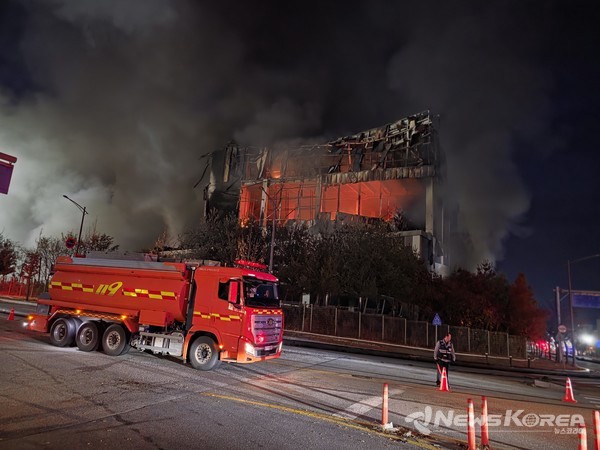 충남 천안시 동남구 풍세산업단지 이랜드패션 물류센터 화재현장 오후 7시 상황 @뉴스코리아 최신 기자