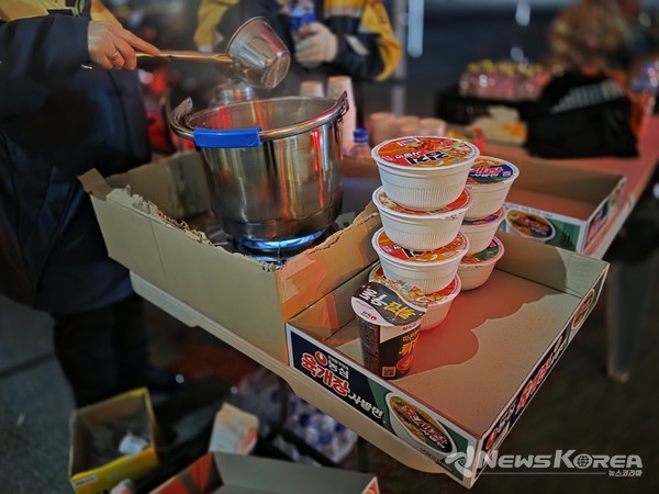 충남 천안시 동남구 풍세산업단지 이랜드패션 물류센터 화재현장에서 소방대원들이 컵라면등으로 허기를 달래고 있다. @뉴스코리아 최신 기자