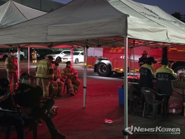 충남 천안시 동남구 풍세산업단지 이랜드패션 물류센터 화재현장에서 잠시 휴식을 취하는 소방대원들의 모습 @뉴스코리아 최신 기자